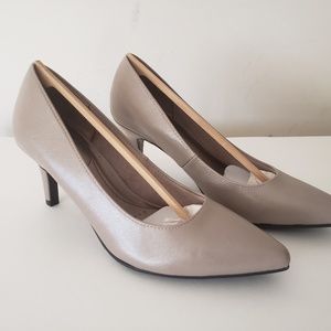 Life Stride Grey/brown Sevyn Heels Size 5